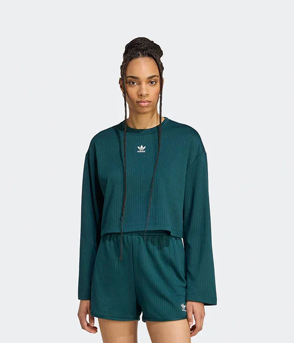 דגם לובשת סט אדידס ירוק כהה עם לוגו, צילום סטודיו לקולקציית CHOZEN