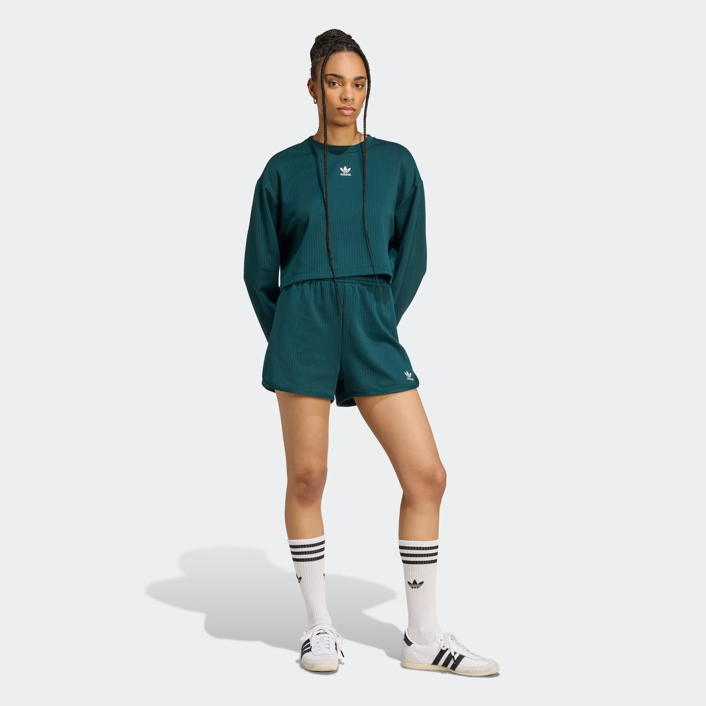 דגם לובש סט ספורט נשים ירוק של אדידס, גרביים לבנים ונעלי ספורט, CHOZEN אופנה
