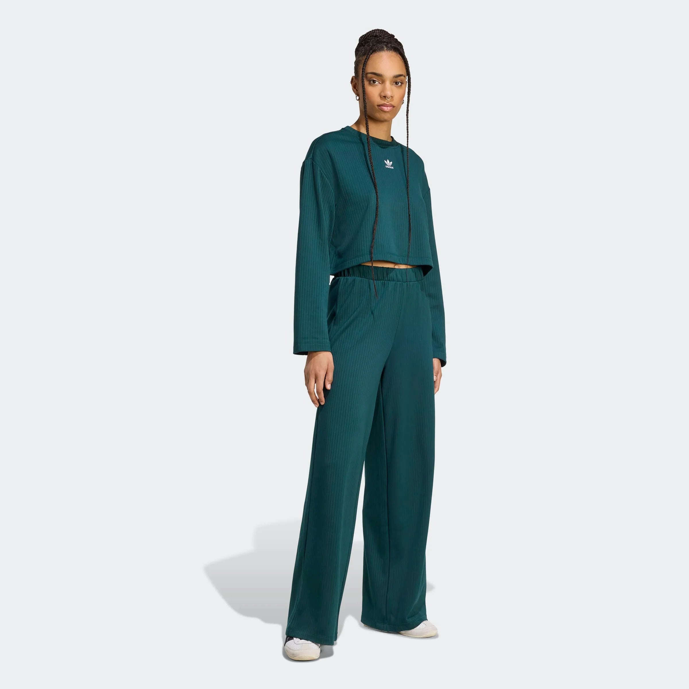 אופנת נשים CHOZEN סט טרנינג ירוק נינוח עם לוגו, מוצג על דוגמנית עומדת