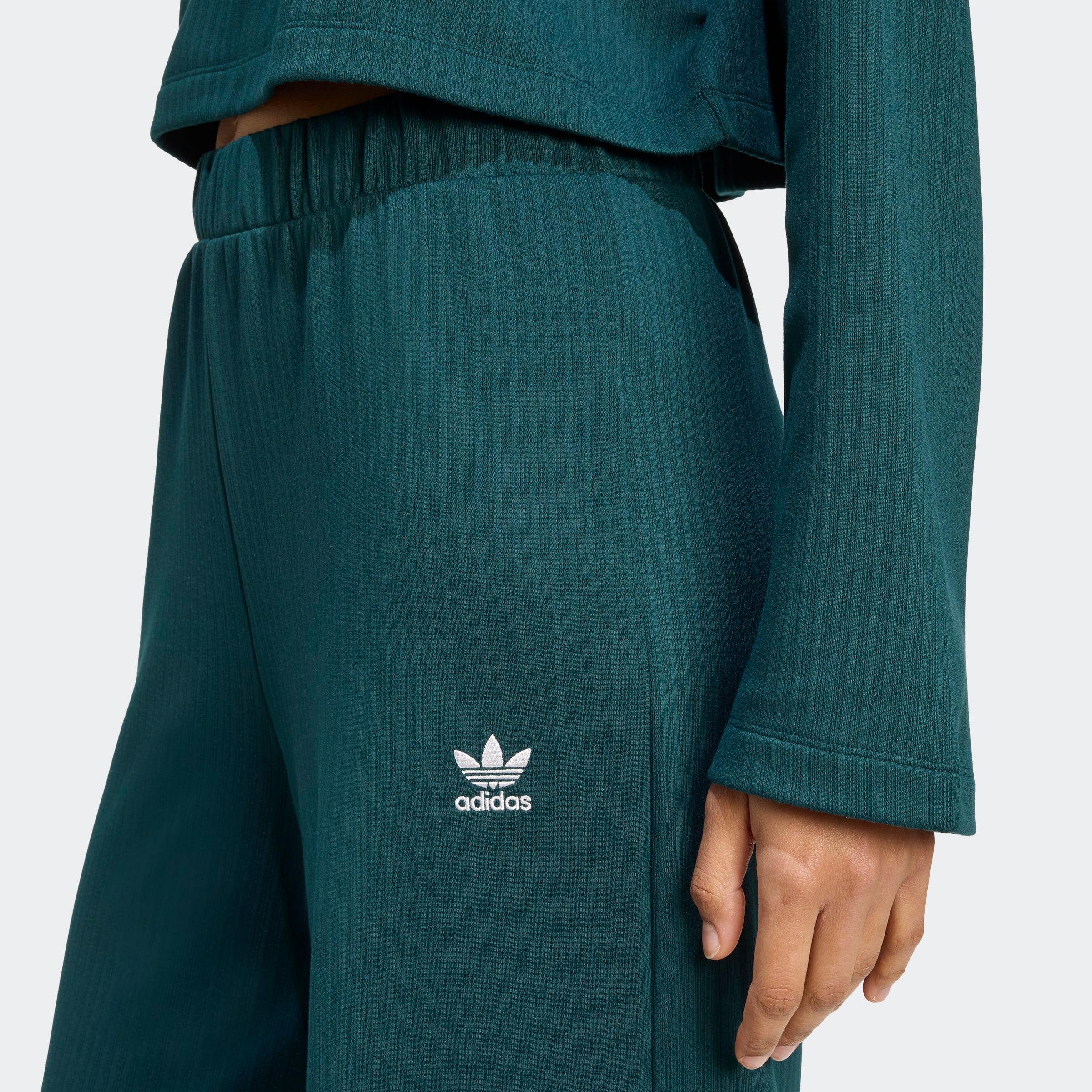 טרנינג ירוק כהה אדידס לנשים, מבט מקרוב על מכנסיים עם סמל הלוגו, אופנת CHOZEN