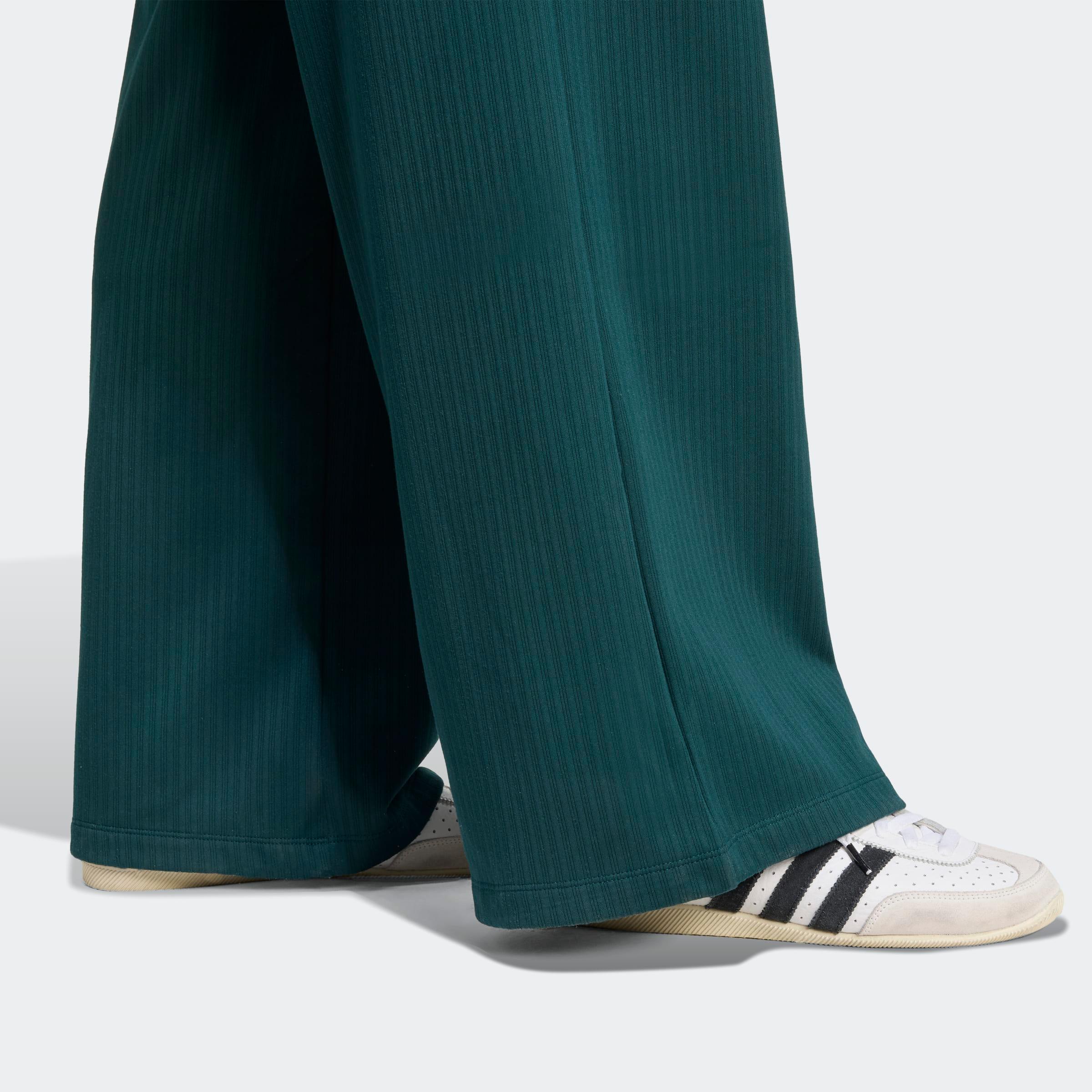 מבט מקרוב על מכנסיים ירוקים רחבים ונעלי סניקרס עם פסים שחורים CHOZEN