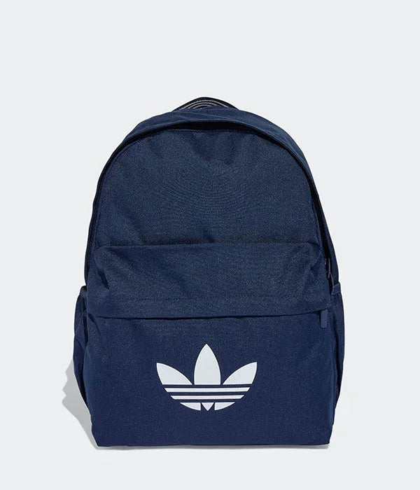 תיק גב אדידס כחול כהה עם לוגו לבן, מוצר ממותג באתר CHOZEN