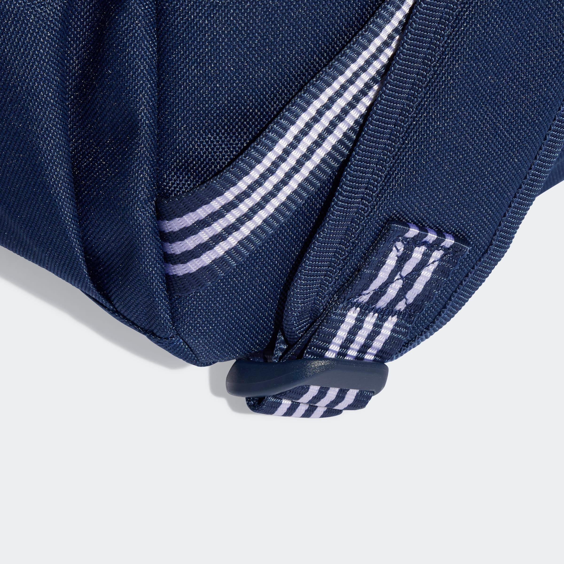 תקריב של רצועת תיק גב כחולה עם פסי עיטור לבנים, עיצוב ייחודי מ-CHOZEN