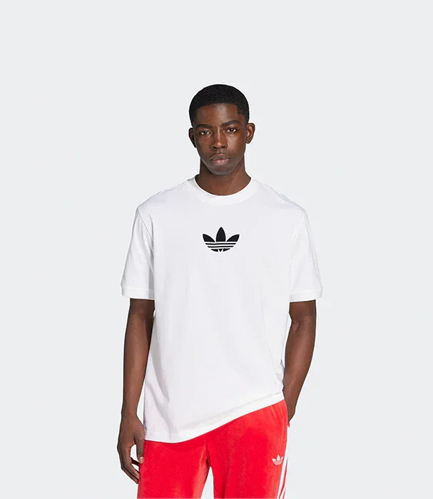 דוגמן לובש חולצת טי שירט לבנה של אדידס ומכנסיים אדומים, אופנה CHOZEN בגדי מותגים