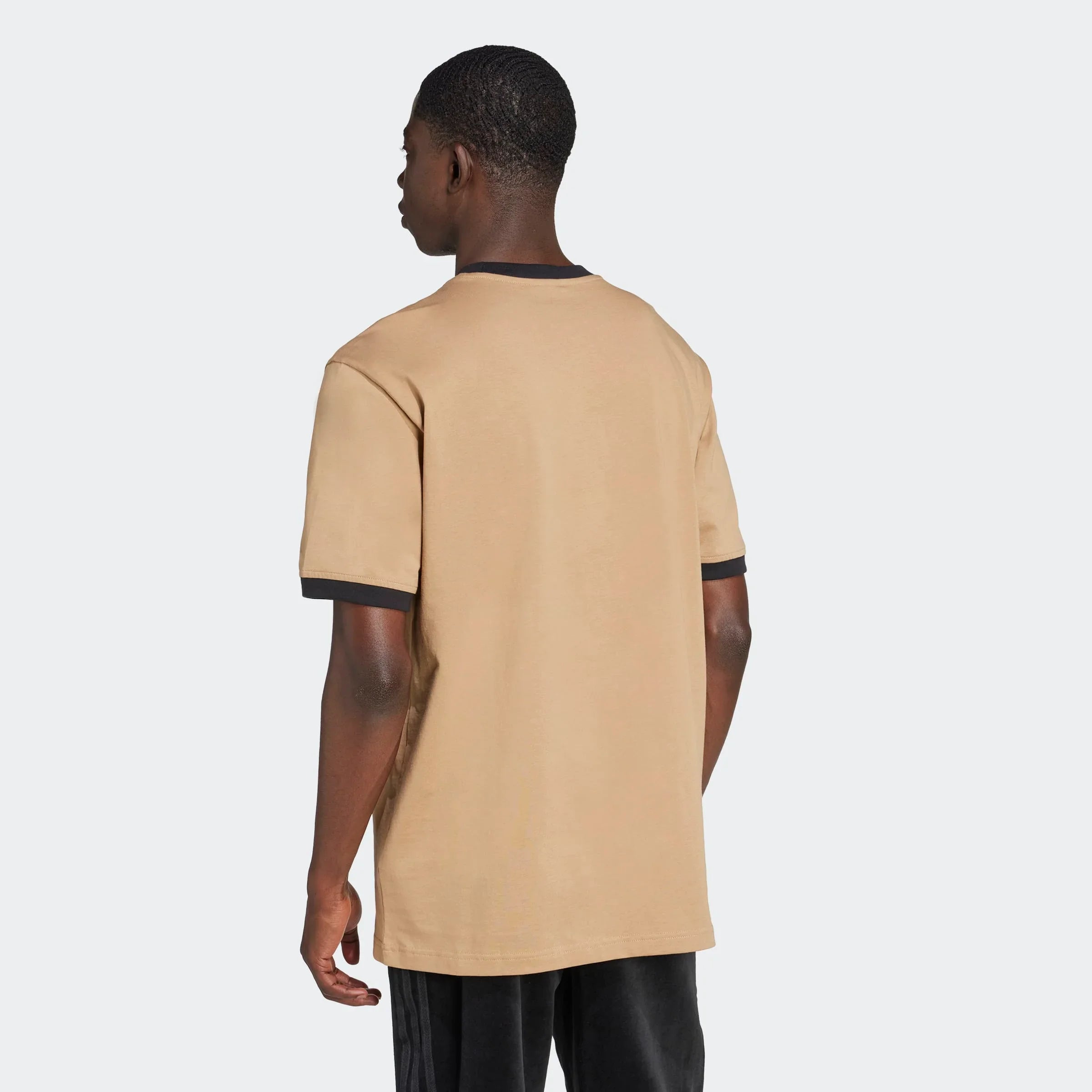 גבר לובש חולצת טי שירט בז׳ עם שרוולים קצרים במבט אחורי, אופנה CHOZEN