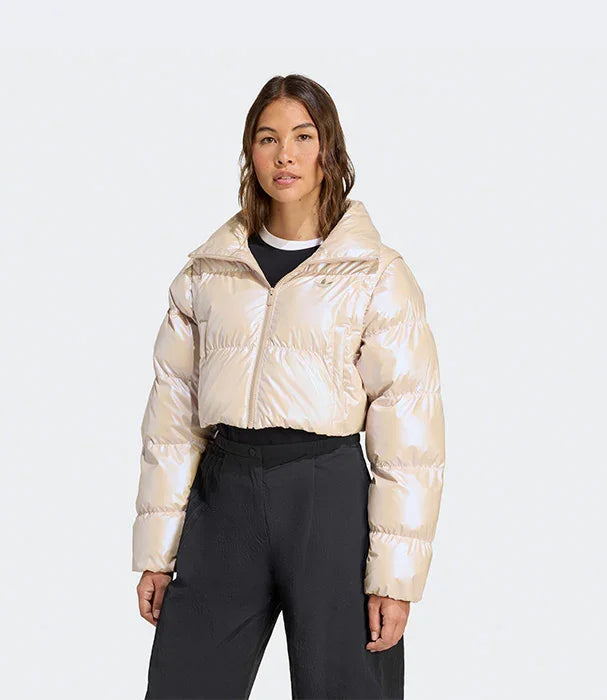 אישה לובשת מעיל פוך קצר בצבע בז' מבריק, אופנה מבית CHOZEN קבוצת אלפא