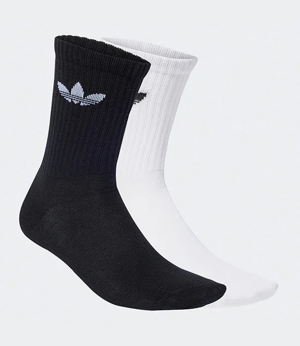 סט גרביים שחור לבן עם לוגו מותג, צילום צד על רקע אפור, CHOZEN מותגים מובילים