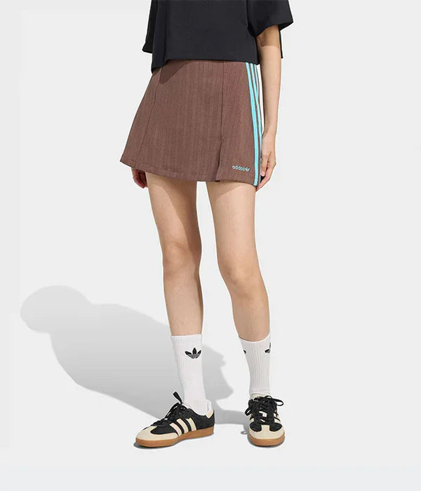 חצאית אדידס חומה עם פסי תכלת, גרביים ונעלי סניקרס, דגם נשים באתר CHOZEN