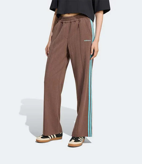 מכנסי אדידס חומים עם פסי צד תכלת לנשים, צילום לקטלוג CHOZEN