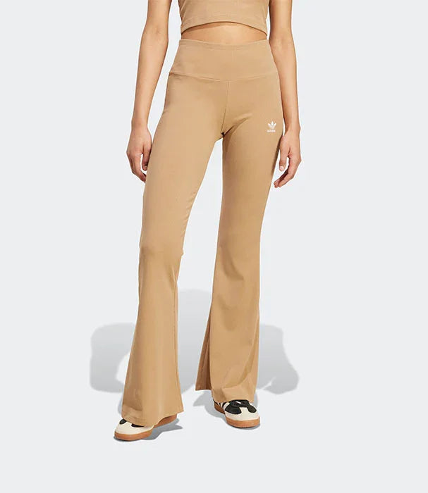 מכנסי פלאר לנשים בצבע בז׳ של אדידס, דגם עדכני מוצג באתר CHOZEN בגדי מותגים