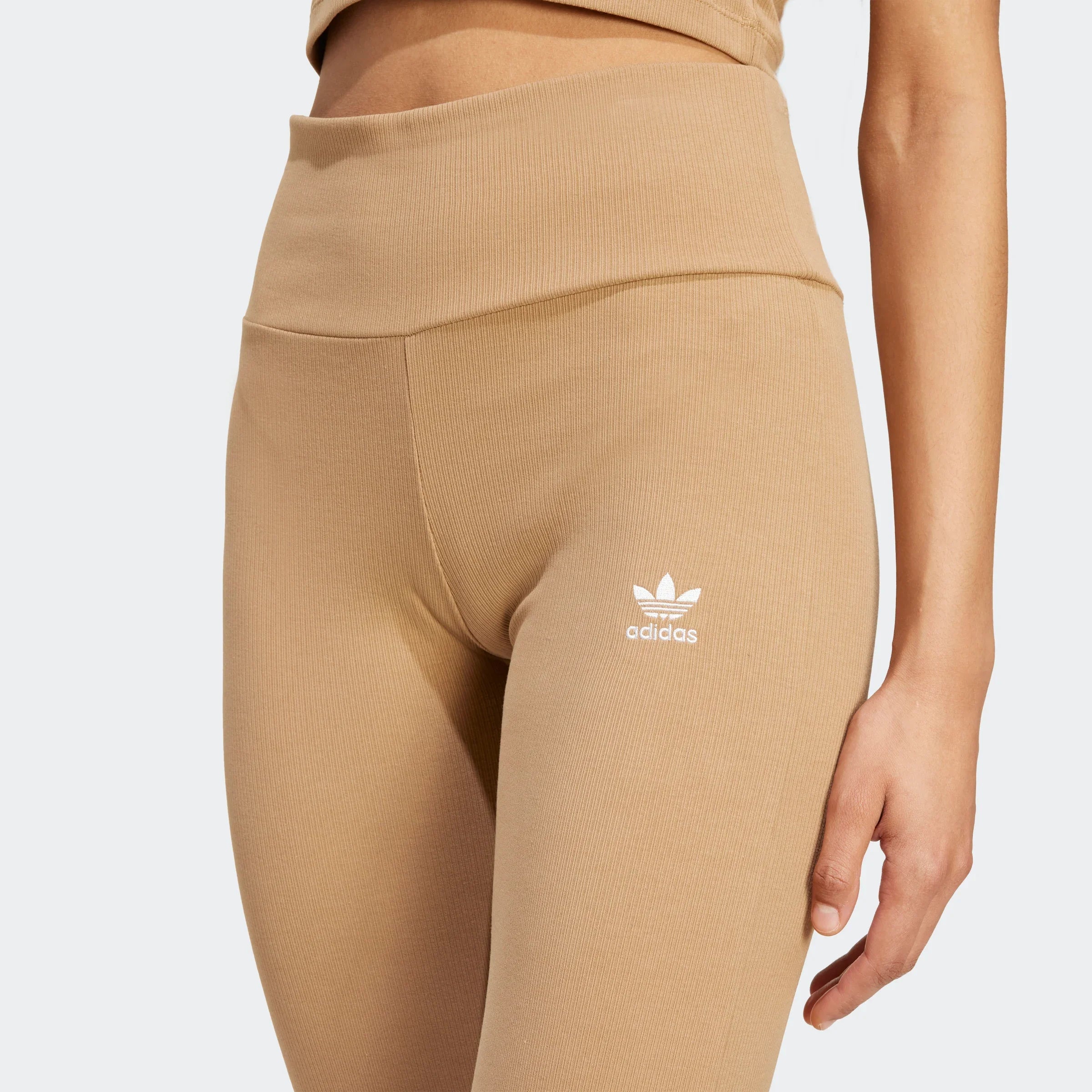 טייץ נשים בז' מבית אדידס, לוגו Adidas בולט, אופנת ספורט CHOZEN