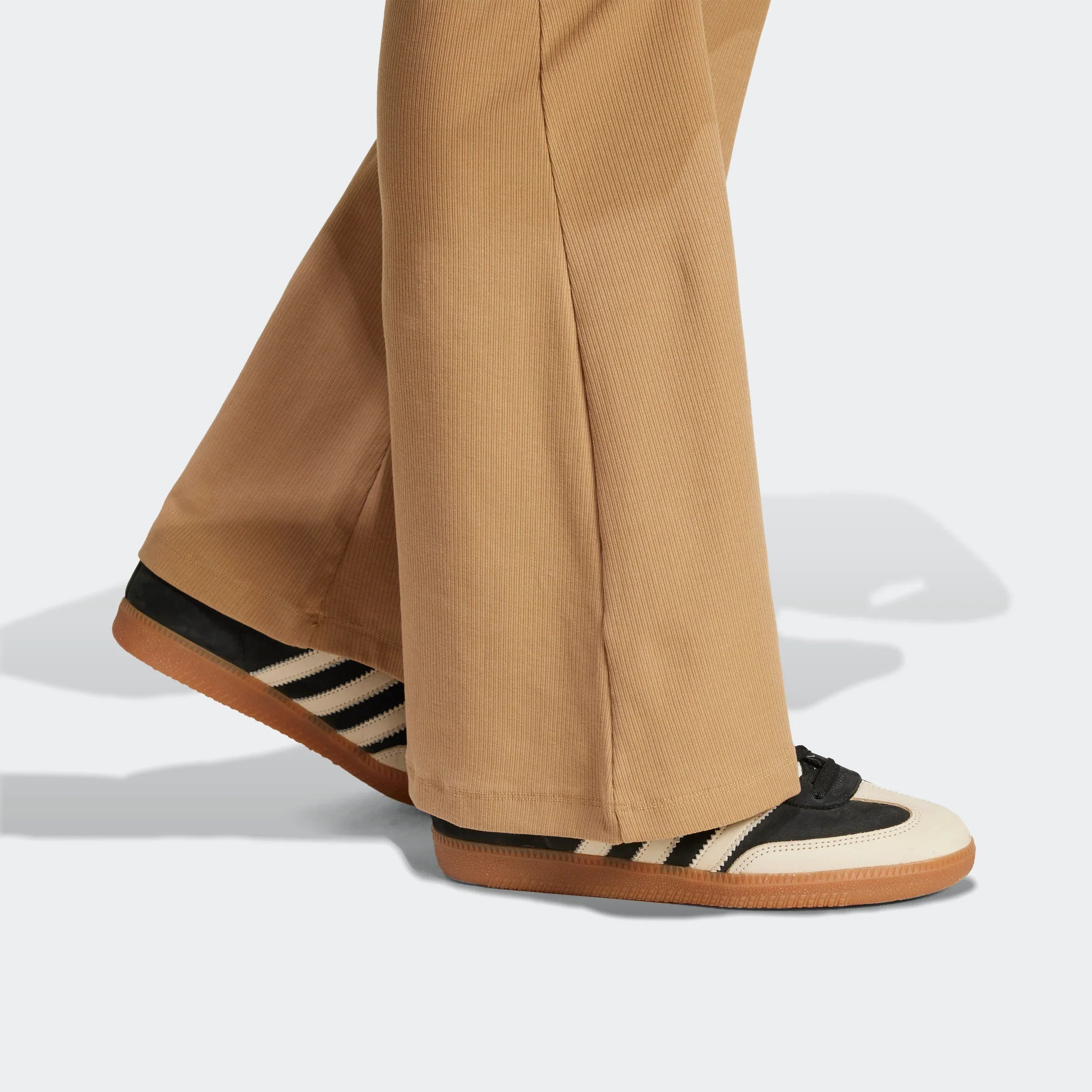 נעלי סניקרס אופנתיות שחור לבן עם סוליה חומה, מכנסיים מחויטים בגוון בז', CHOZEN בגדי מותגים