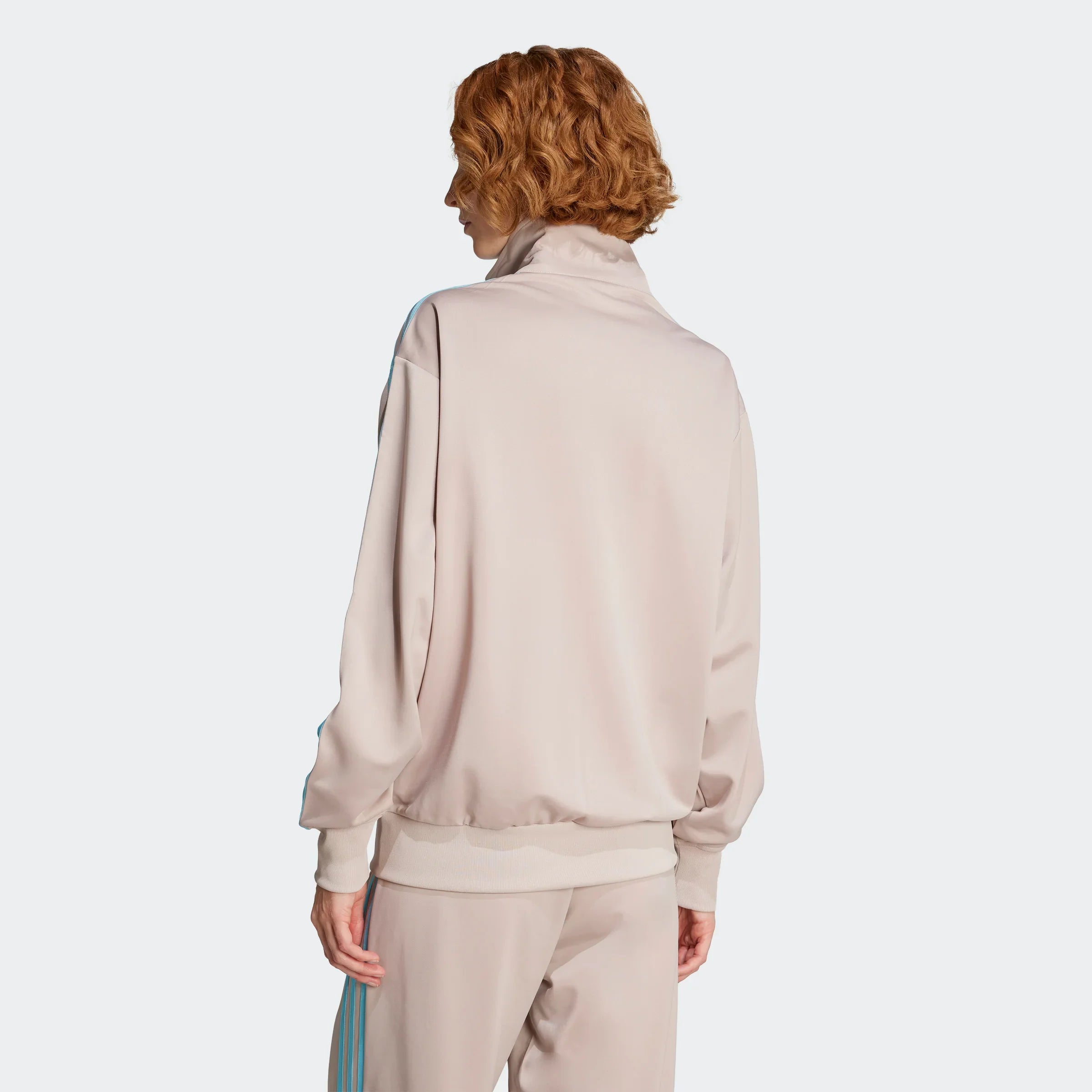 סט טרנינג אפור לגברים, מבט אחורי על דגם ב-CHOZEN, אופנת ספורט איכותית