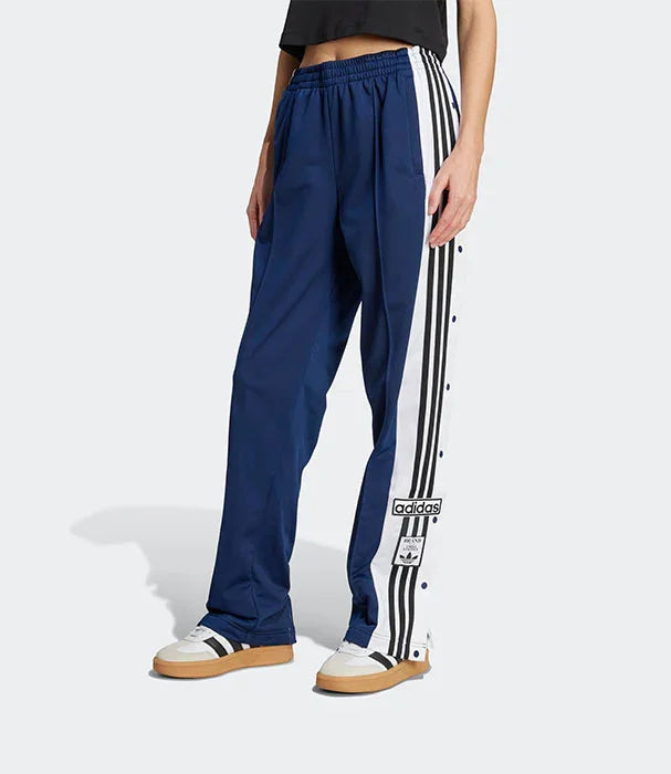 מכנסי אדידס כחולים עם פסים לבנים ודגם ספורטיבי, נלבשים על דוגמנית, CHOZEN מותגים מובילים