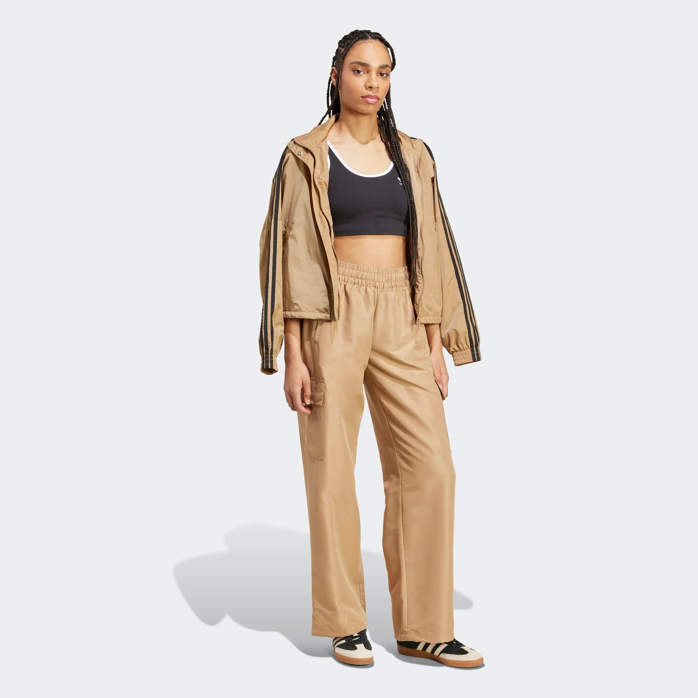 דוגמנית לובשת סט ספורטיבי בגווני בז' ושחור בצילום סטודיו, מותג CHOZEN