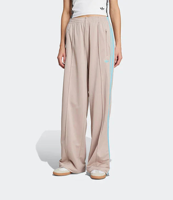 מכנסי טרנינג רחבים בצבע בז' עם פסי תכלת לנשים, דגם adidas, צילום על רקע לבן, CHOZEN
