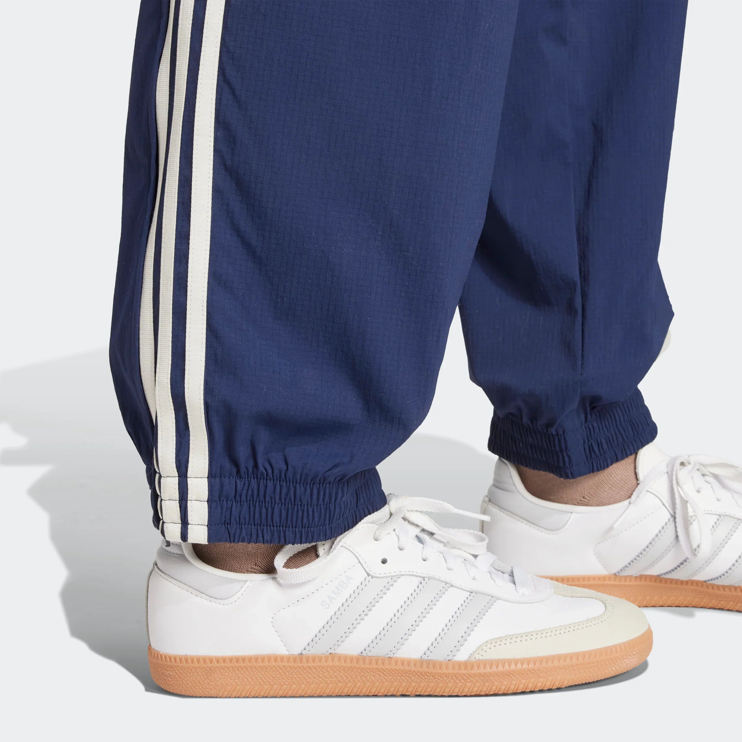 נעלי ספורט Adidas Samba לבנות עם סוליה חומה ומכנסיים כחולים עם פסי צד, CHOZEN