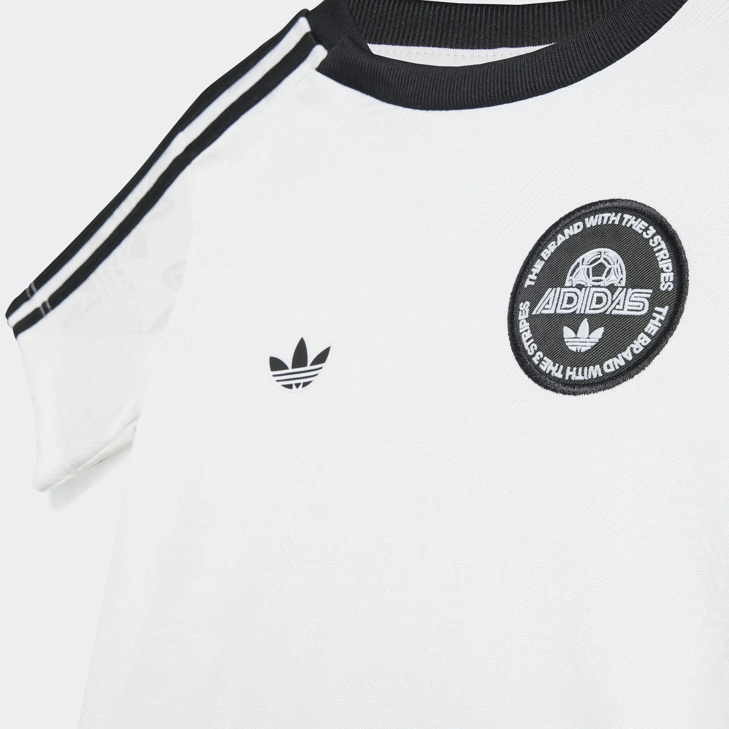 חולצת אדידס לבנה עם שרוולים קצרים, לוגו רקום וסמל המותג, נמכרת ב-CHOZEN