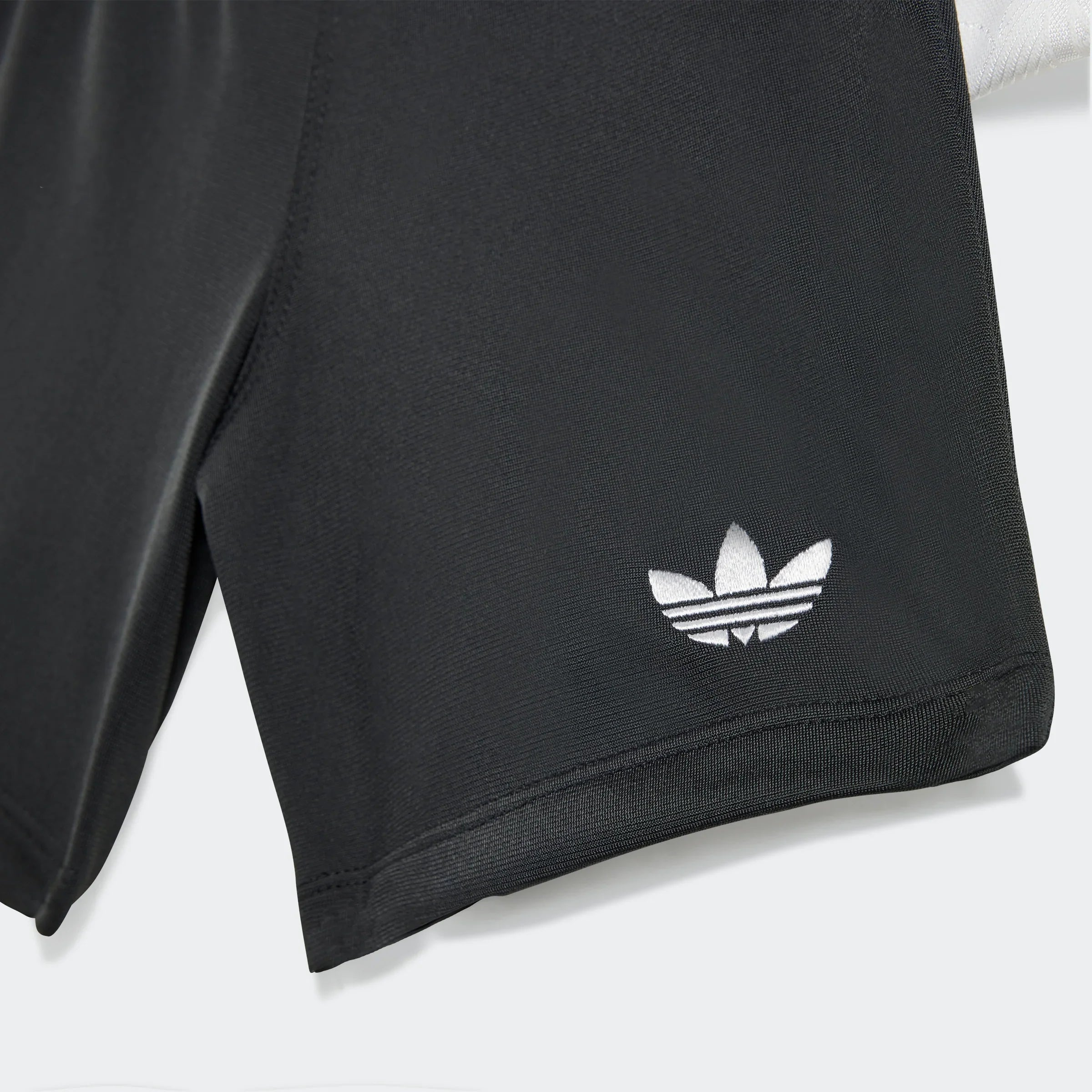 מכנס ספורט שחור עם לוגו אדידס לבן, אופנת ספורט CHOZEN