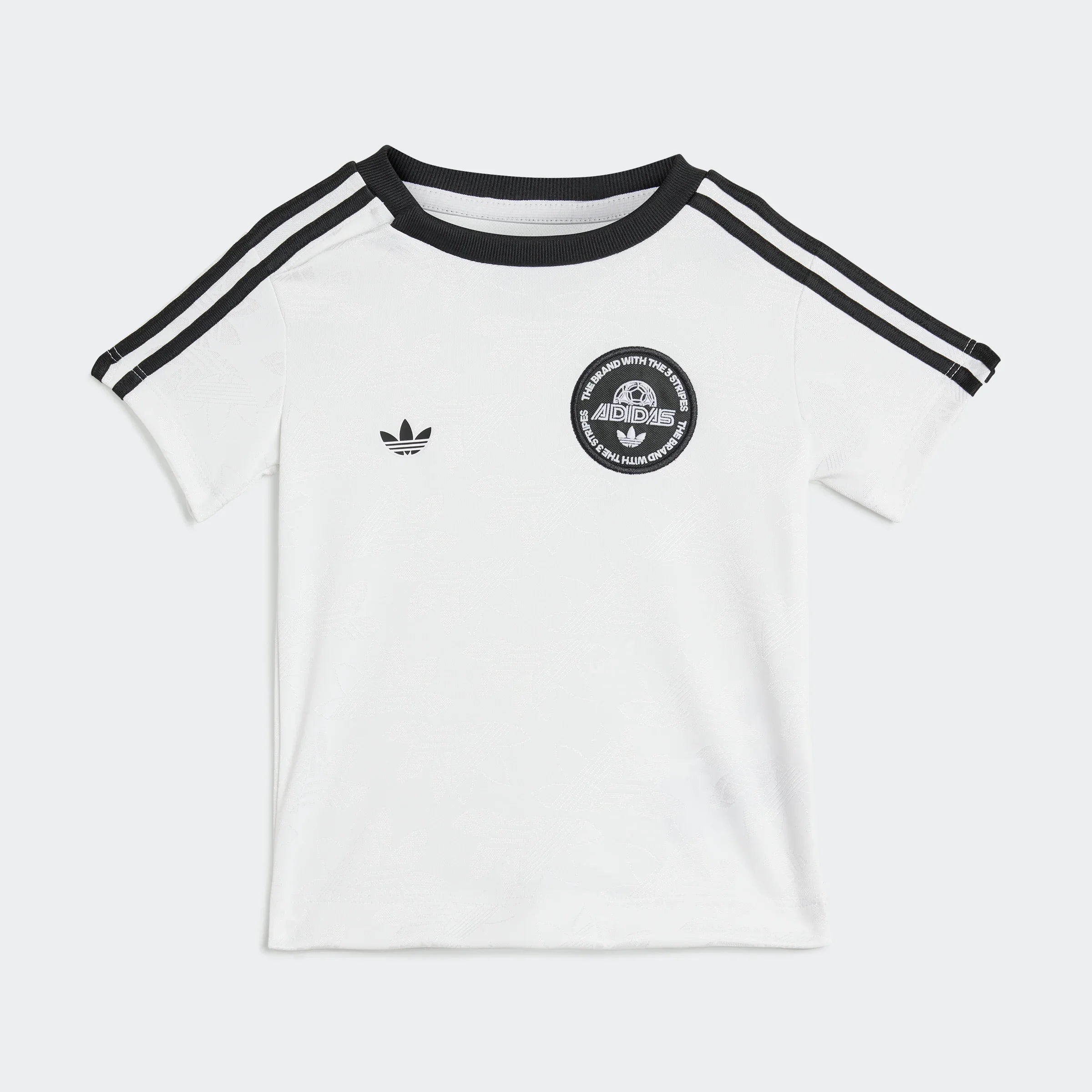 חולצת טי שירט לבנה של אדידס עם פסי כתף שחורים ולוגו, צילום מוצר ל-CHOZEN