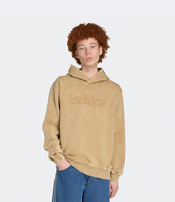 דוגמן לובש קפוצ'ון בז' של adidas, מכנסי ג'ינס, רקע סטודיו לבן - CHOZEN מותגים מובילים