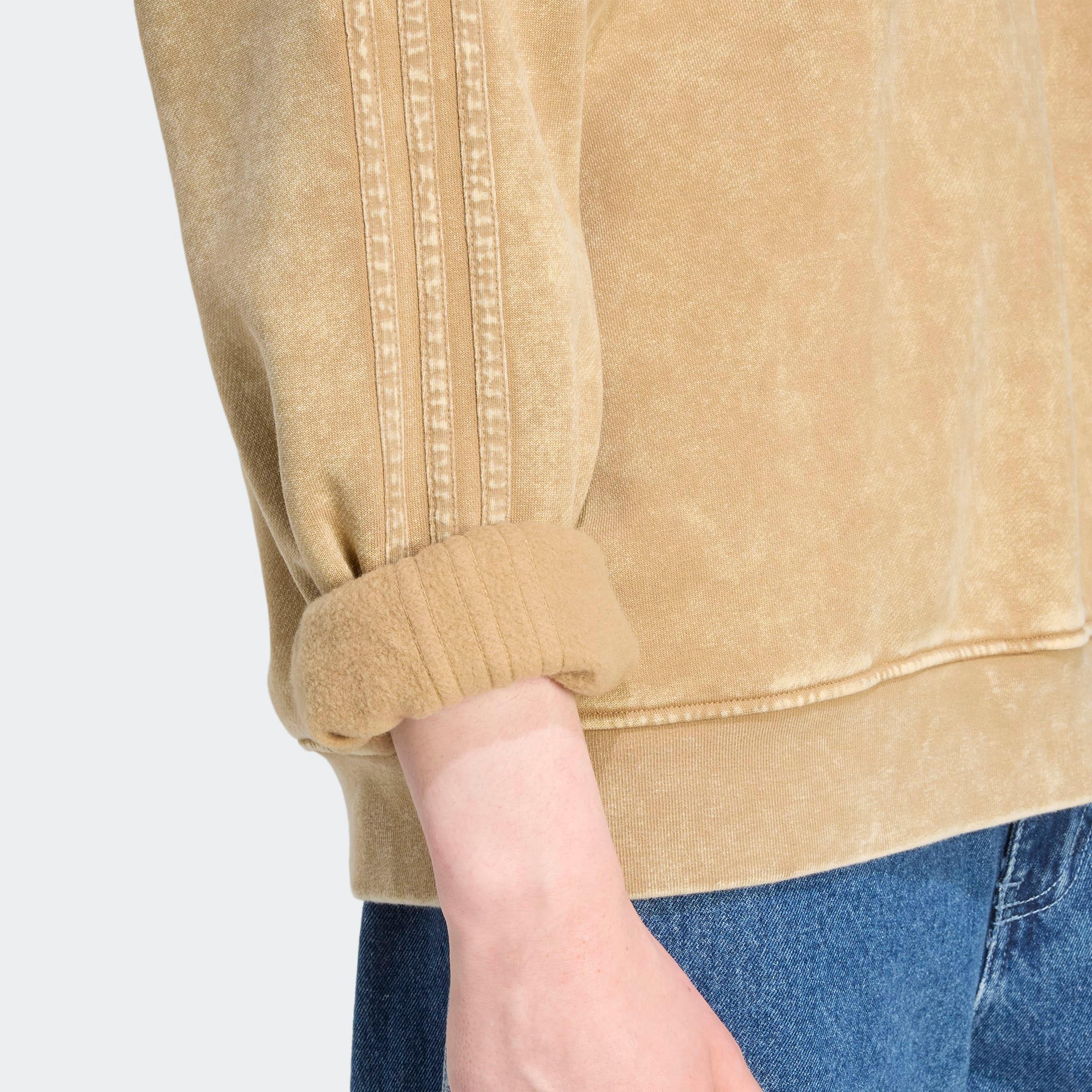 פרט שרוול סווטשירט בז׳ אופנתי של CHOZEN, בד קטיפה, בשילוב ג׳ינס קז'ואל