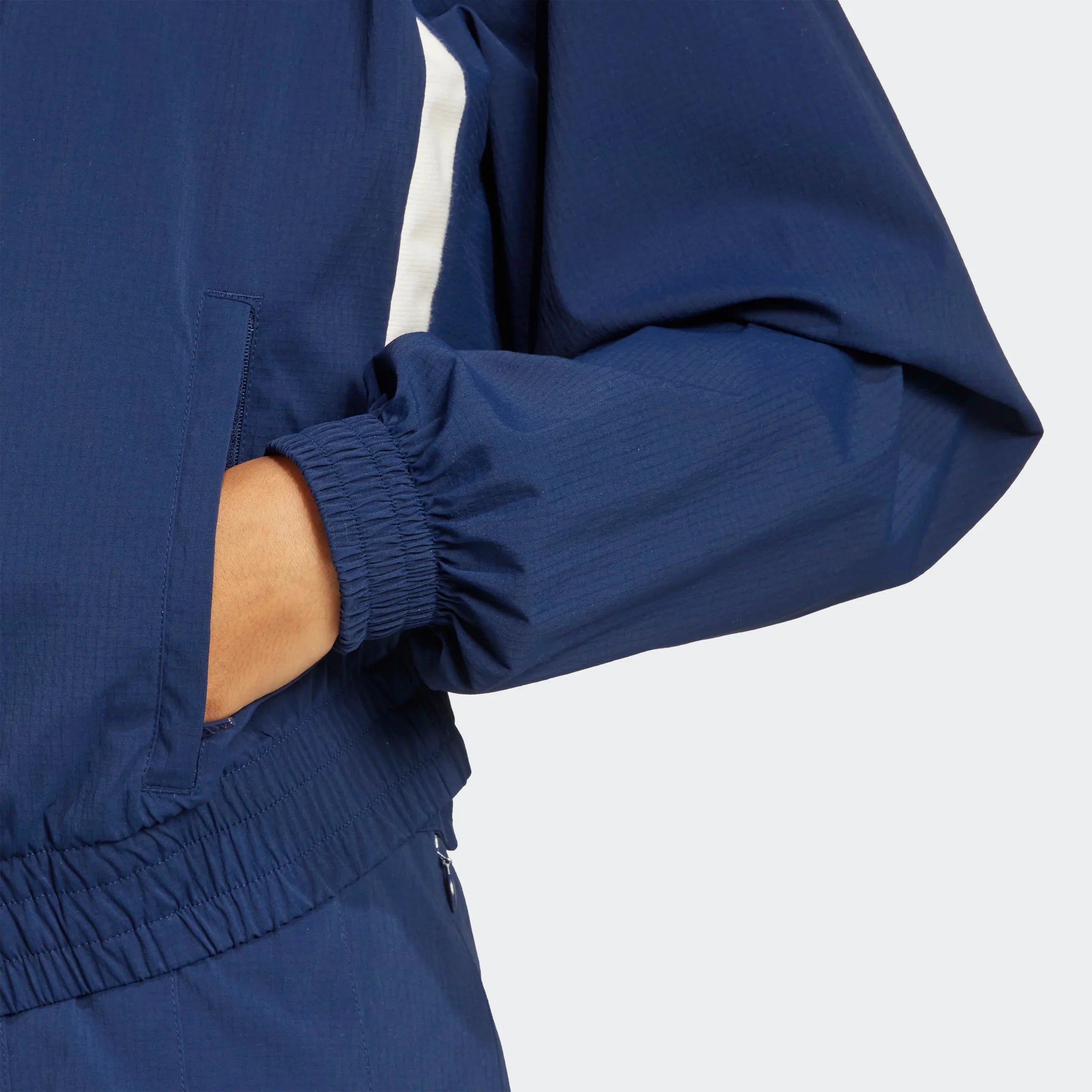 מעיל ספורט כחול עם שרוול גומי וכיס צדדית, צולם מקרוב, אופנת CHOZEN