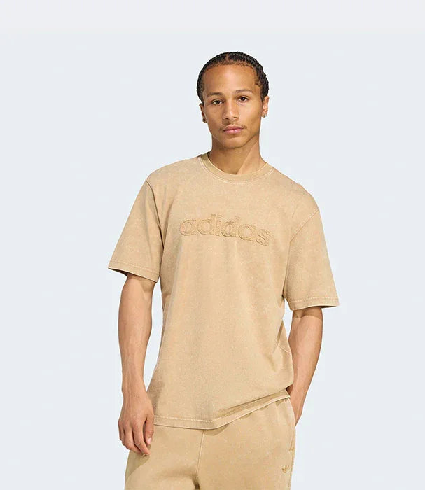 דגם לובש חולצת טי בז׳ של אדידס, רקמת לוגו קדמית, רקע לבן, CHOZEN מותגים מובילים