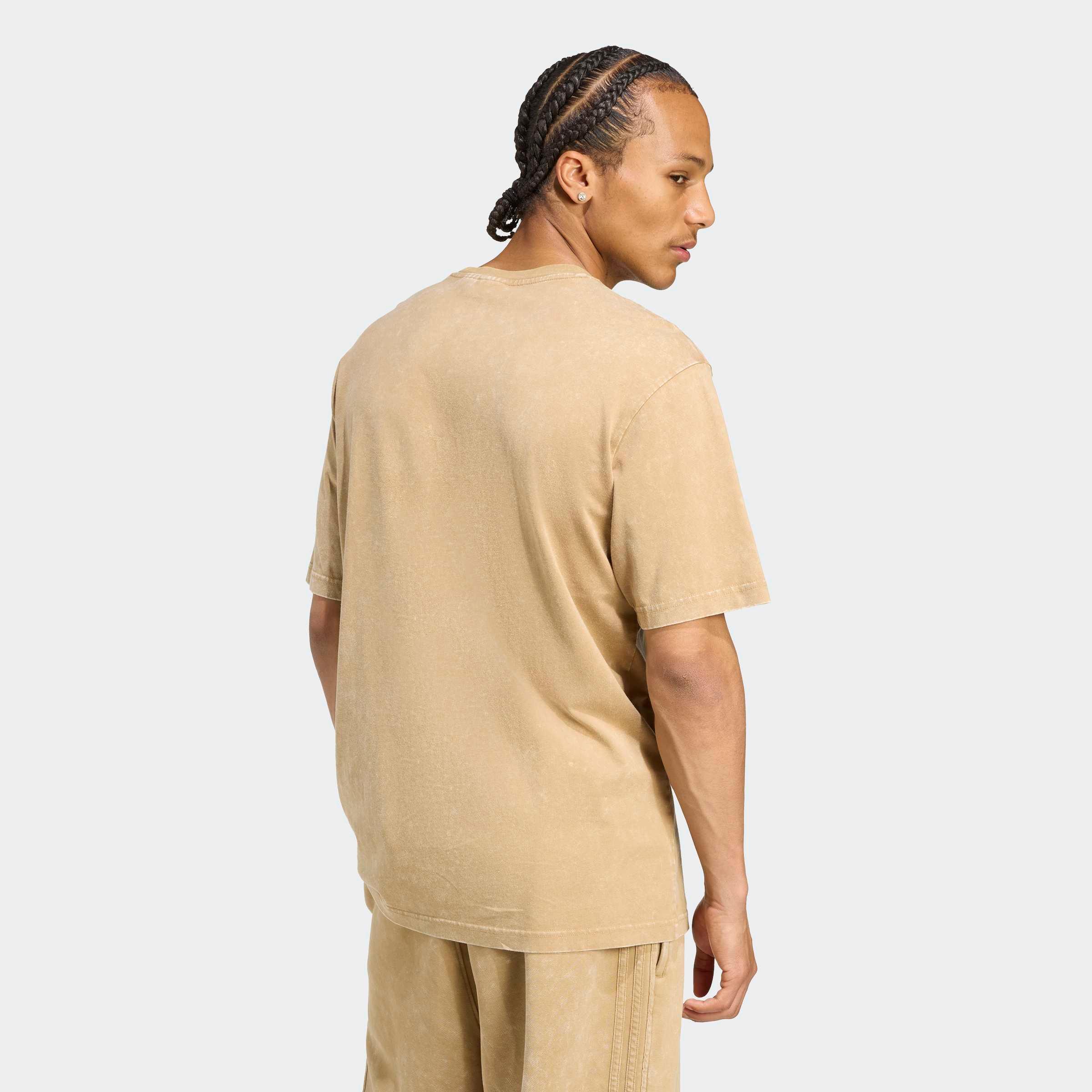 גבר עם חולצה ומכנסיים בגוון בז׳ בסגנון קז'ואל, צילום גב, CHOZEN מותג אופנה