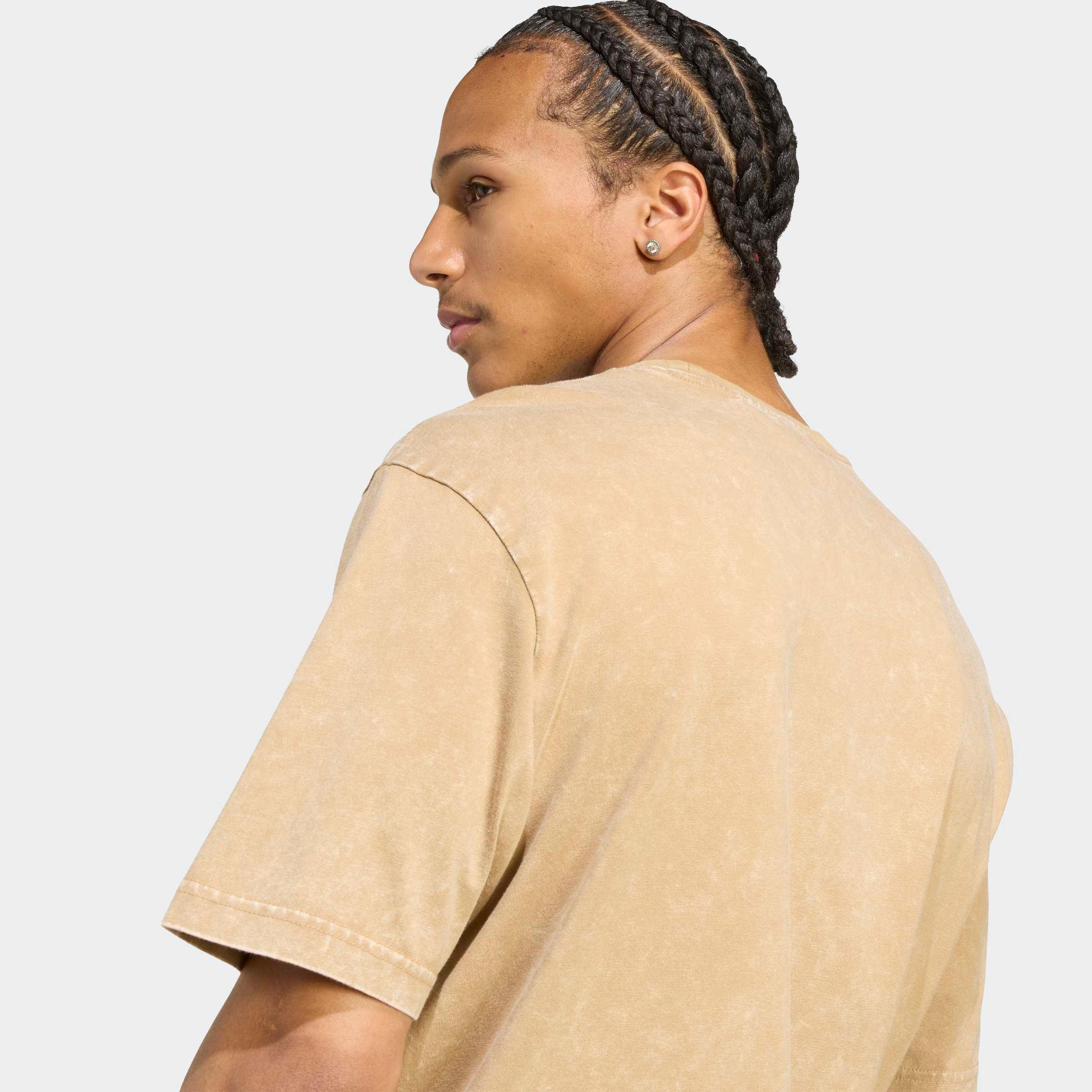 דוגמן לובש חולצת טי חול בגוון בז' בסגנון קז'ואל, צילום מוצר לאופנה ב-CHOZEN