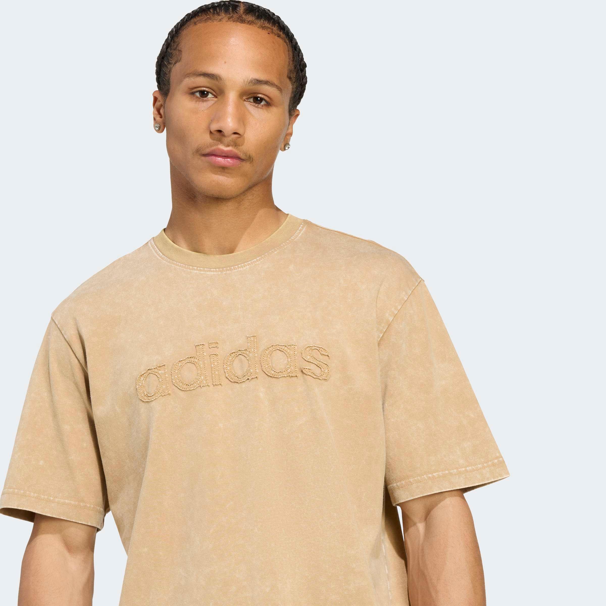 דגם לובש חולצת טי שרט אדידס בז׳, אופנת גברים CHOZEN מותגים מובילים