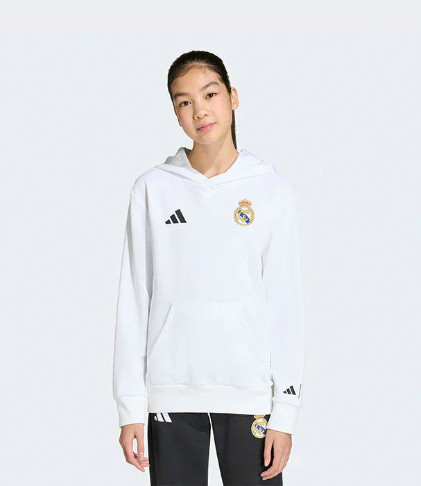 דוגמנית לובשת קפוצ'ון אדידס לבן עם לוגו ריאל מדריד, אופנת ספורט מבית CHOZEN