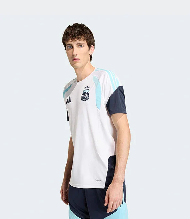דגם גבר לובש חולצת נבחרת ארגנטינה לבנה עם תכלת, מותג CHOZEN קיץ אופנה ספורט