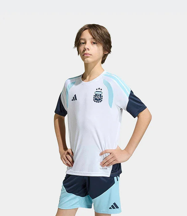 ילד לובש סט כדורגל ארגנטינה בצבע לבן ותכלת, מוצר CHOZEN, רקע אפור חלק