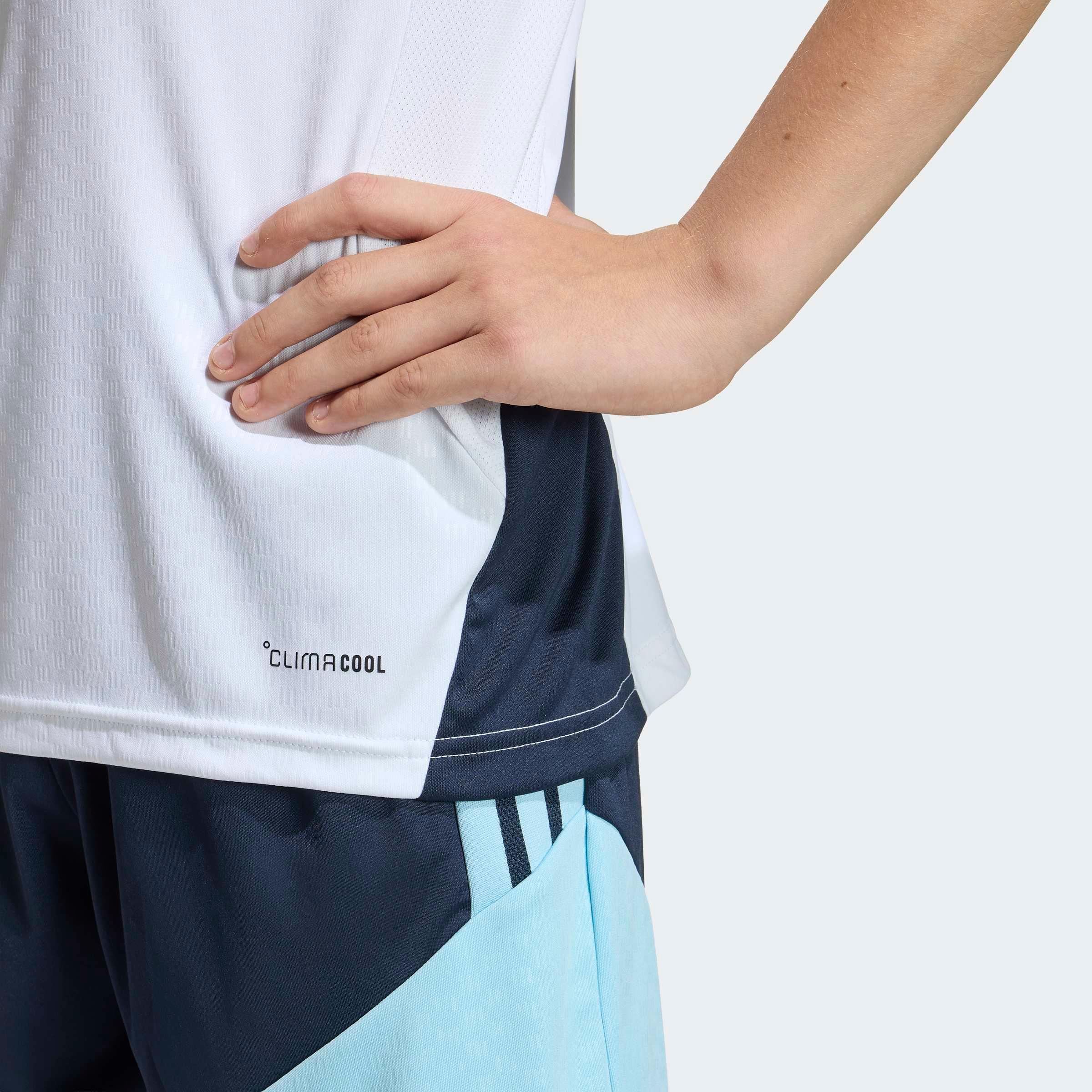 חולצת ספורט לבנה ClimaCool עם מכנסיים קצרים כחולים לעיצוב אתלטי, צילום מקרוב