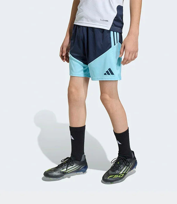 מכנסי ספורט קצרים אדידס כחול ותכלת לילדים, לבוש עם חולצת ספורט ונעלי כדורגל, CHOZEN