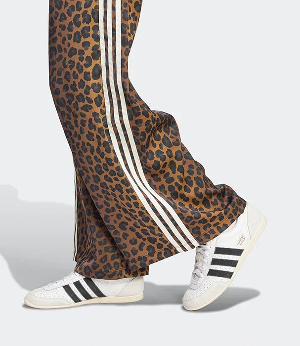 מכנסי אדידס דמוי נמר עם שלושה פסים לבנים ונעלי סניקרס קלאסיות, עיצוב אופנתי CHOZEN