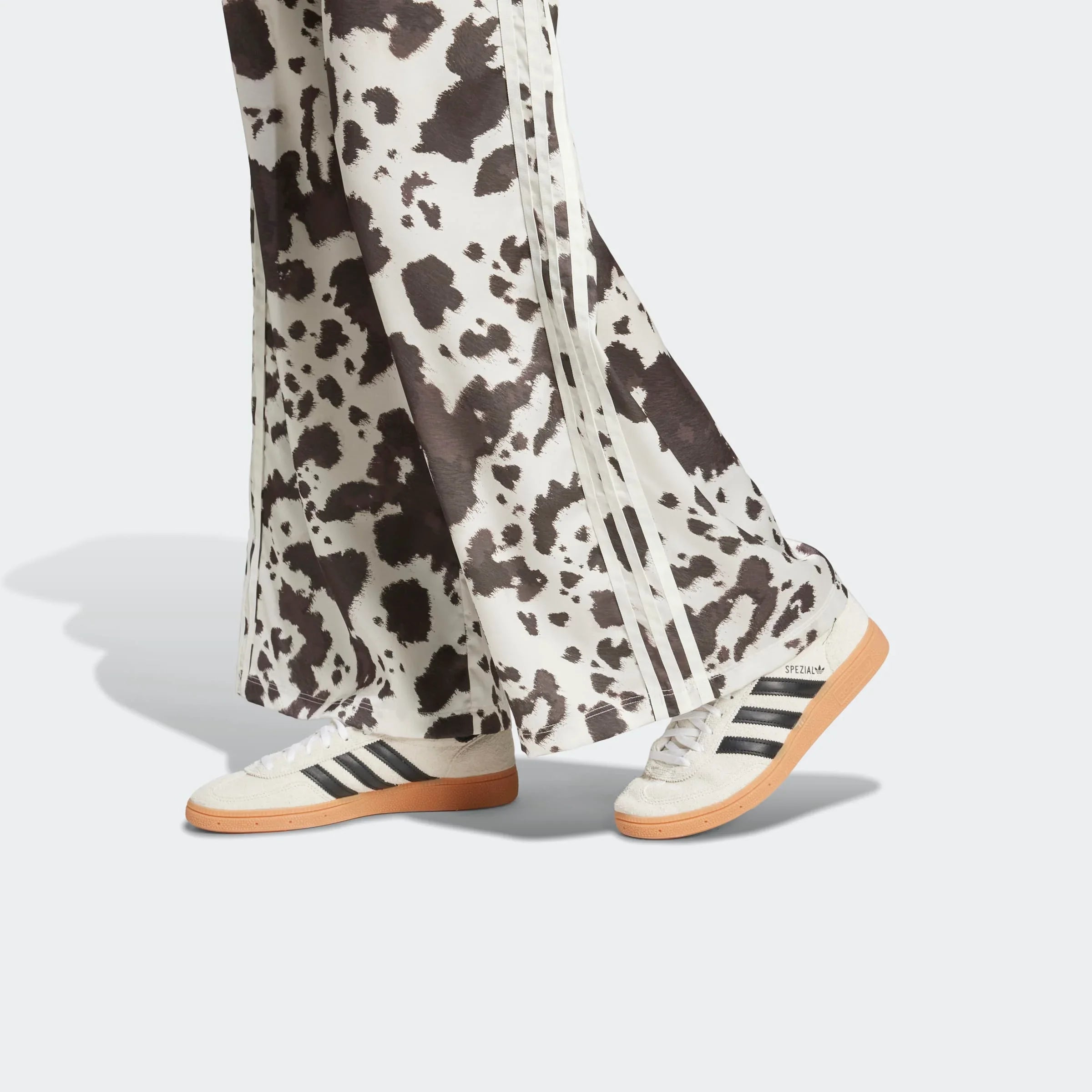 מכנסי דמוי פרה עם פסי צד לצד סניקרס אדידס, אופנה עדכנית ב-CHOZEN