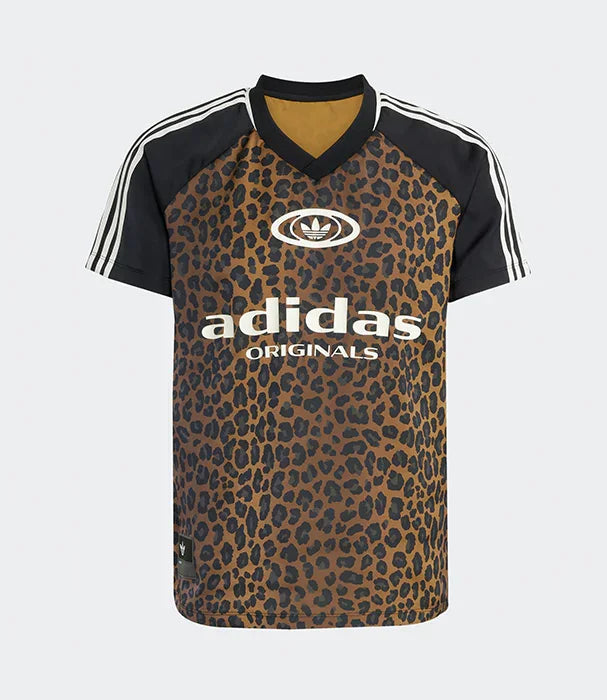 חולצת אדידס אוריג'ינלס, דגם מנומר עם שרוולים שחורים, מבית chozen קבוצת אלפא