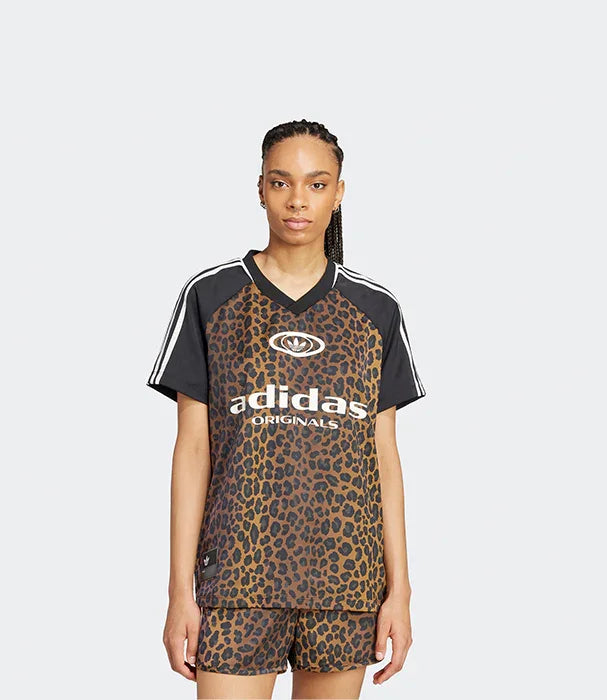 חולצת ושורטס אדידס לנשים עם דוגמת מנומר, מותג adidas originals, רקע אפור, מבית CHOZEN