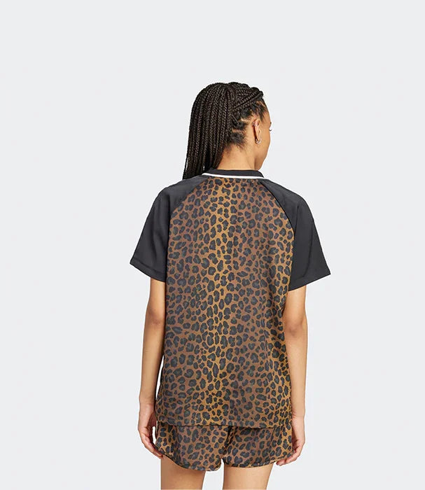 אישה לובשת סט פיג'מה מנומרה עם שרוולים שחורים, מצולמת מאחור, CHOZEN מותג אופנה