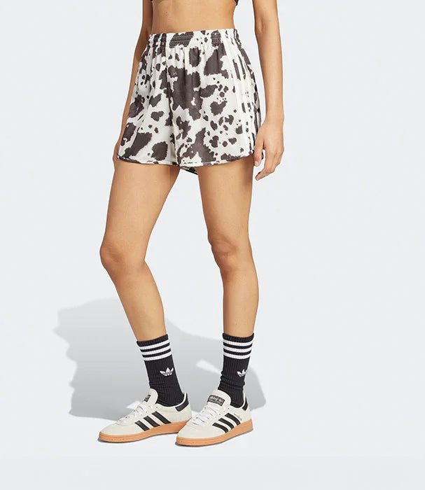מכנסי שורטס נשים דגם מנומר שחור-לבן עם גרביים ונעלי אדידס, צילום על רקע לבן, CHOZEN