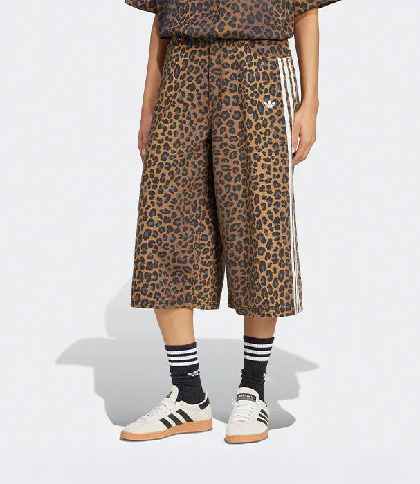 מכנסיים רחבים בהדפס מנומר עם פסים לבנים, נעלי אדידס וגרביים שחורים, אופנת רחוב CHOZEN