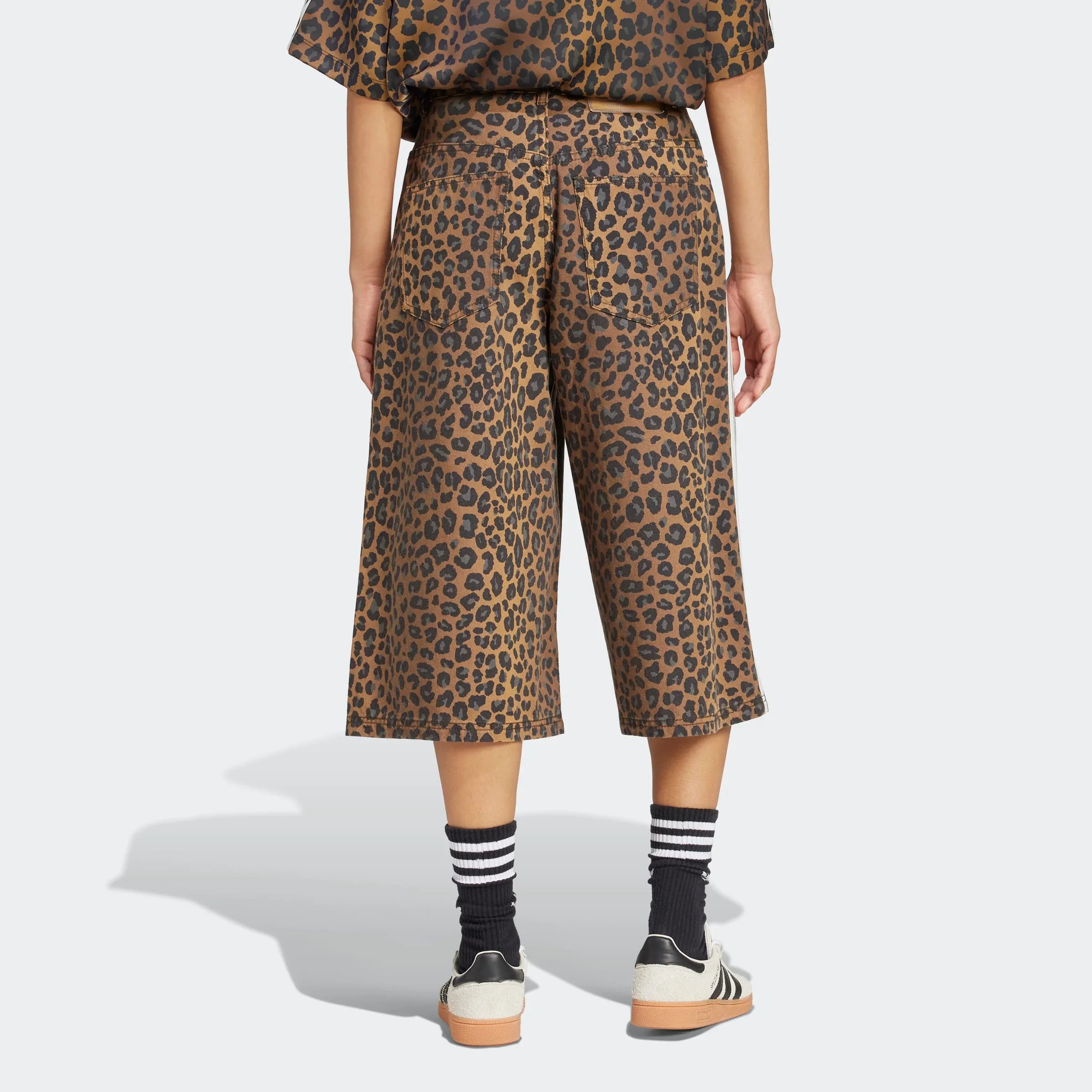 מכנסיים קצרים לנשים עם הדפס מנומר, נעלי ספורט וגרביים, צילום גב לסט CHOZEN