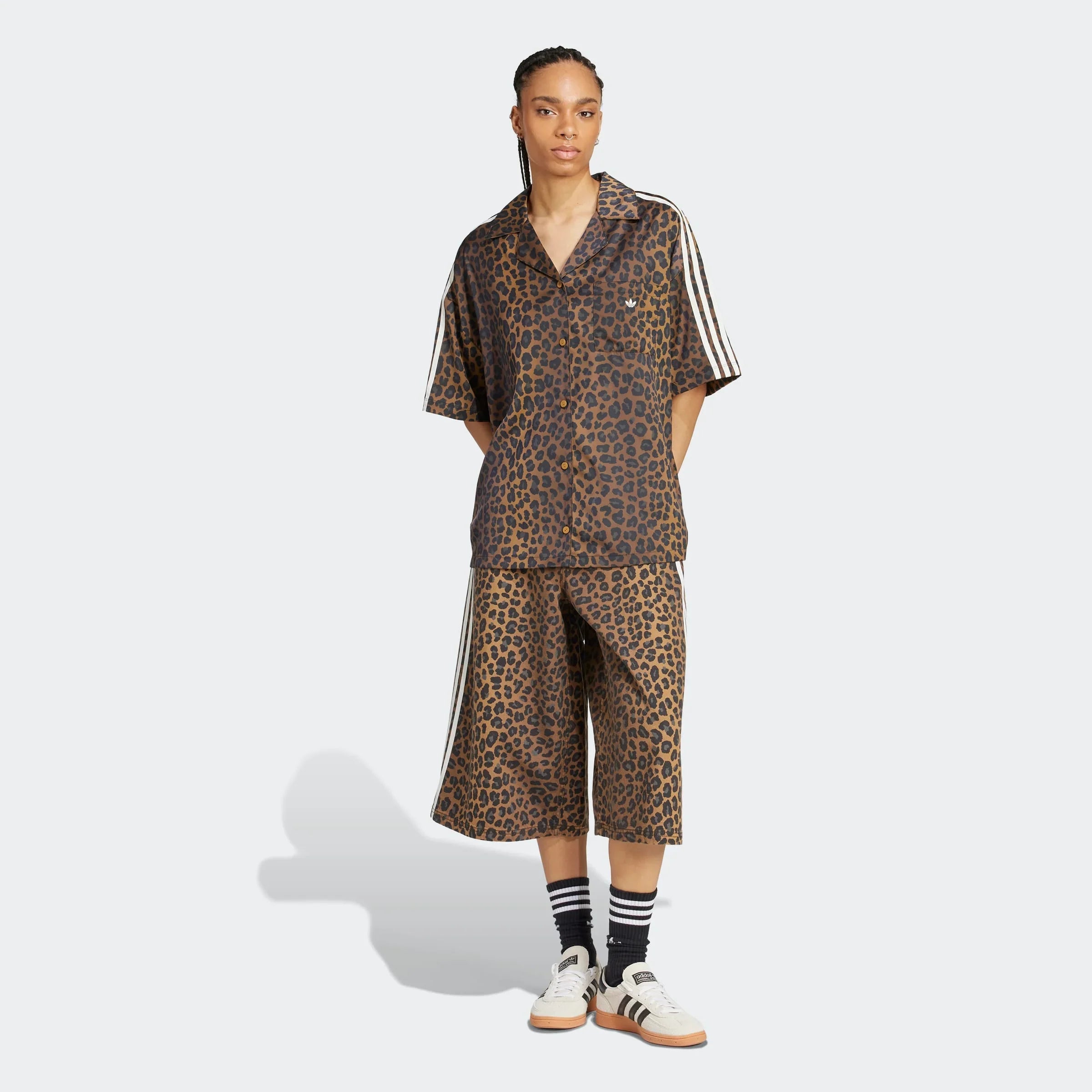 דוגמנית לובשת סט חולצה ומכנסיים הדפס מנומר מבית מותג מוביל ב-CHOZEN