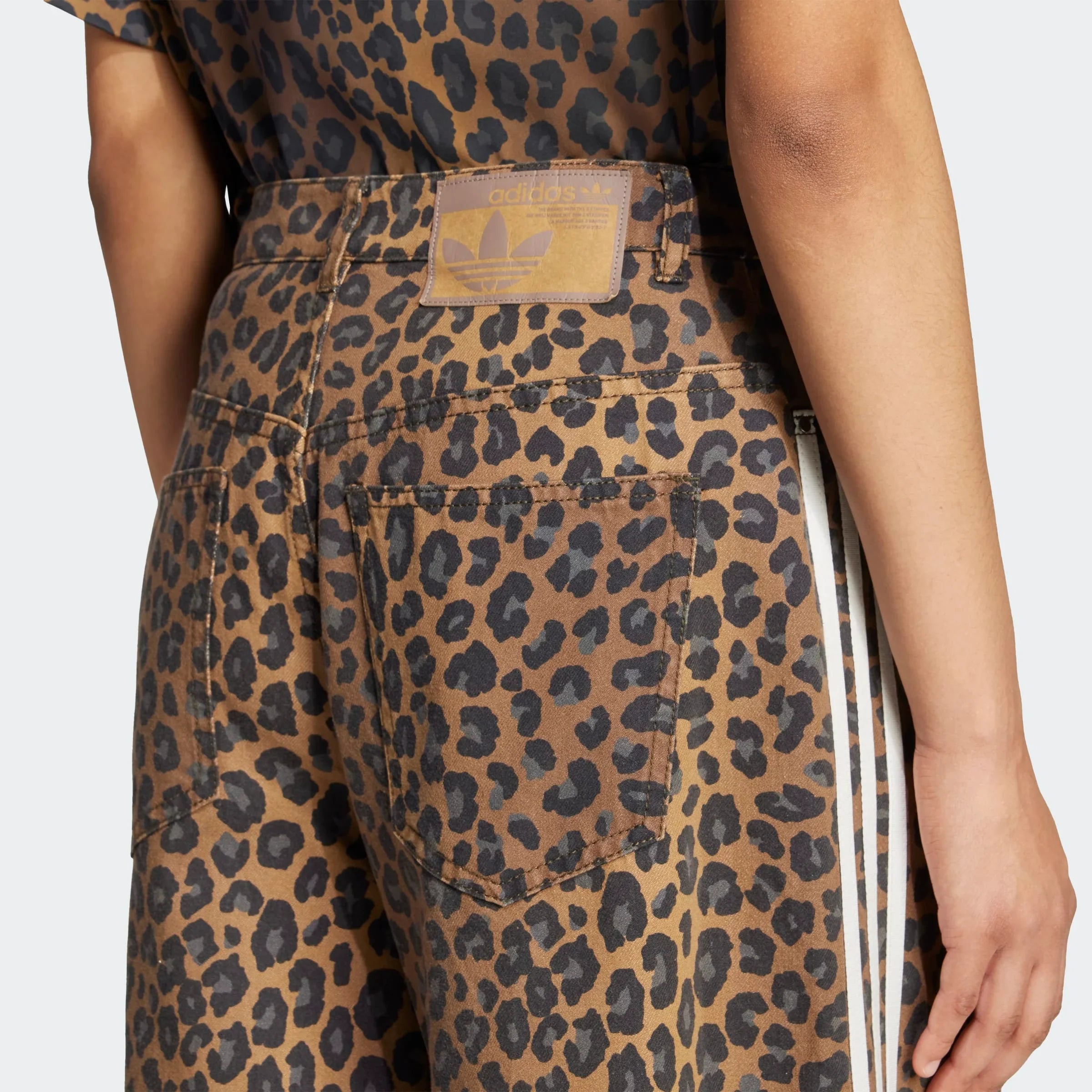 מכנסי אדידס מודפסים מנומר מדגם CHOZEN, תווית לוגו, פסי צד אופנתיים