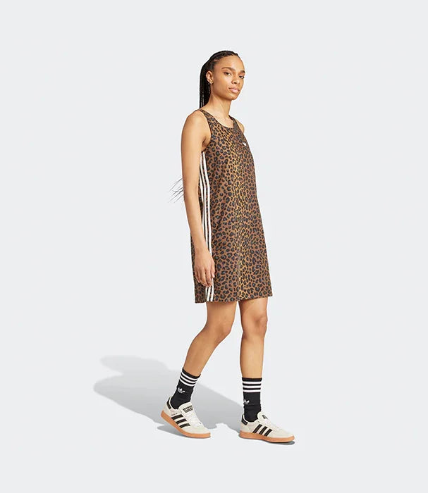 שמלת ספורט אדידס הדפס מנומר עם פסים לבנים, לנשים, דוגמנית הולכת, CHOZEN