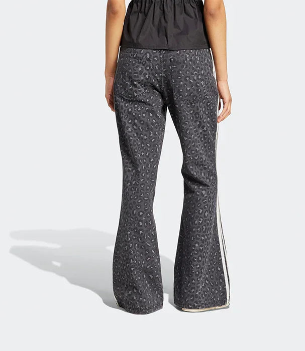 מכנסי נשים אפורים עם דוגמת נמר, מבט אחורי, אופנה עדכנית באתר CHOZEN