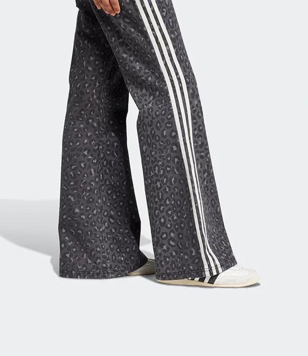 מכנסיים רחבים בגוון אפור עם דוגמת נמר ופסים לבנים, אופנת CHOZEN