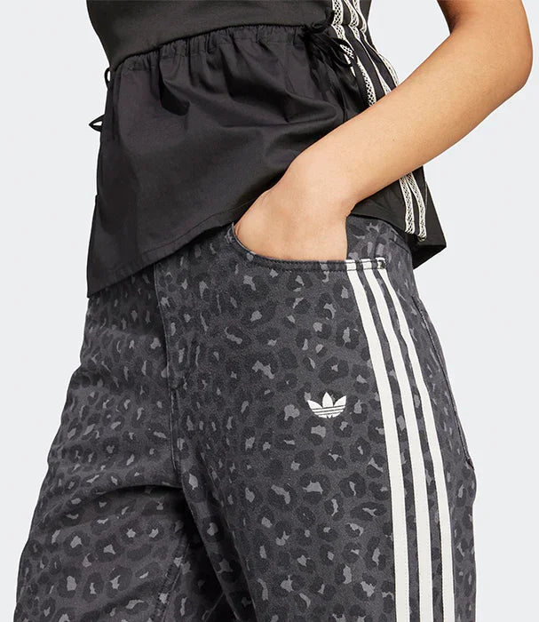 מכנסי אדידס כהים עם דוגמת מנומר, פסים לבנים ולוגו, אופנה לנשים ב-CHOZEN